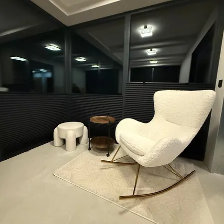 Skyline Apartment *