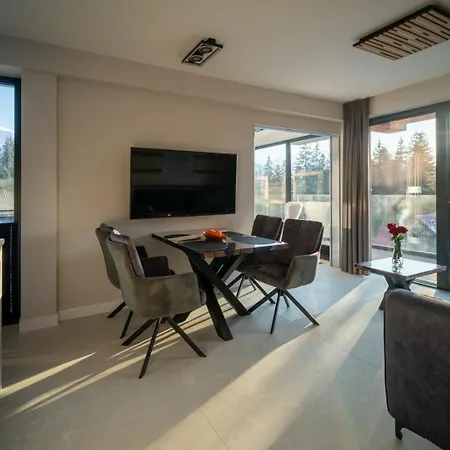 Skyline Apartment *
