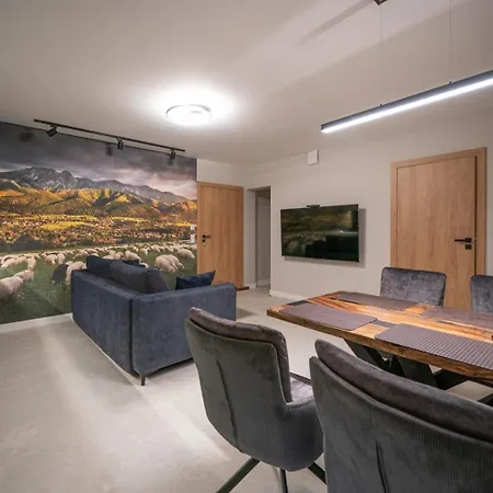 Skyline Apartment *
