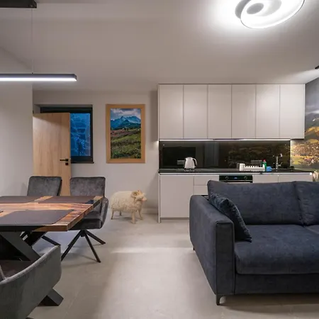 Skyline Apartment *